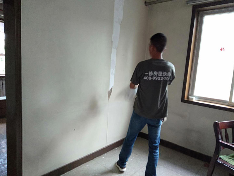 臥室墻紙拆除翻新:墻紙拆除分兩步，首先把表面層揭下，然后再噴水或均勻涂水在基層面，待基層面全部浸水飽合后，即可輕力揭下，最后再用鏟刀清理墻面，修補(bǔ)損壞墻面即可鋪貼墻紙。