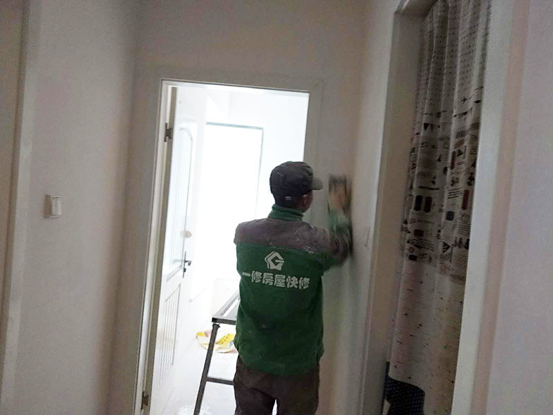 乳膠漆墻面翻新：如果原墻是乳膠漆，且基礎(chǔ)強(qiáng)度較好，經(jīng)簡單打毛修補(bǔ)后可以直接刷漆，但要注意不要破壞原墻漆膜的完整性，也不要用比原墻乳膠漆附著力好太多的乳膠漆，否則容易起皮脫落；如果原墻是刮瓷，則必須產(chǎn)掉重做，其實(shí)在這方面只要掌握一個(gè)原則，即同等性質(zhì)才能翻新，否則就必須重來。 如果原墻面的漆已經(jīng)不好了的話，再刷上乳膠漆會(huì)把以前的乳膠漆泡下來，可以選鮮呼吸SBS強(qiáng)力膠、鮮呼吸卓越型白膠，再刮一遍膩?zhàn)哟蚰ズ笤偎⑷槟z漆。另外，如果經(jīng)濟(jì)條件允許，而你對(duì)原墻質(zhì)量又不滿意的話，建議最好重做。因?yàn)閴γ娴奶幚硎钦麄€(gè)裝修過程中最骯臟的部分，千萬不要圖省事，否則以后會(huì)很麻煩。