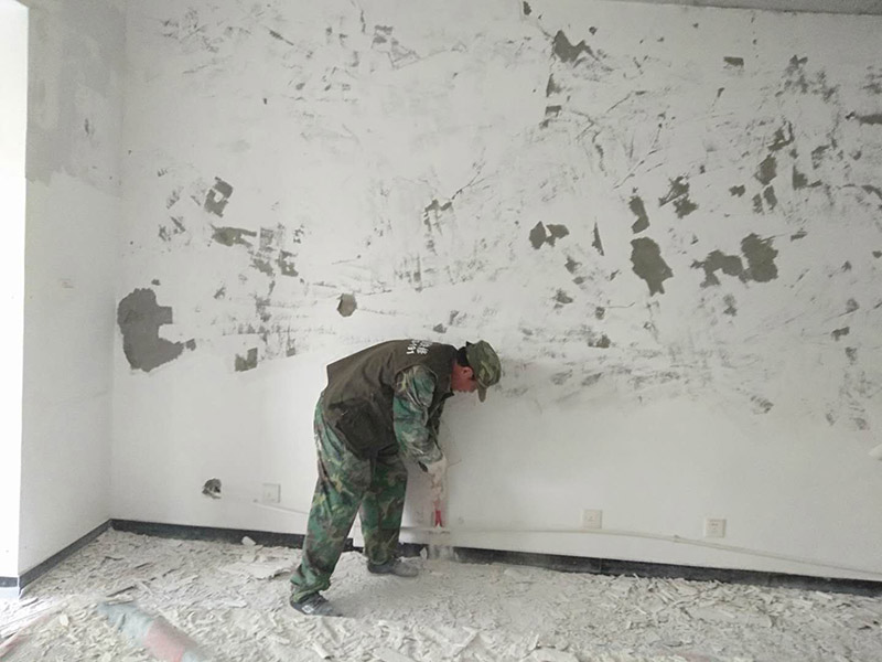 乳膠漆墻面翻新：如果原墻是乳膠漆，且基礎(chǔ)強(qiáng)度較好，經(jīng)簡單打毛修補(bǔ)后可以直接刷漆，但要注意不要破壞原墻漆膜的完整性，也不要用比原墻乳膠漆附著力好太多的乳膠漆，否則容易起皮脫落；如果原墻是刮瓷，則必須產(chǎn)掉重做，其實(shí)在這方面只要掌握一個(gè)原則，即同等性質(zhì)才能翻新，否則就必須重來。 如果原墻面的漆已經(jīng)不好了的話，再刷上乳膠漆會(huì)把以前的乳膠漆泡下來，可以選鮮呼吸SBS強(qiáng)力膠、鮮呼吸卓越型白膠，再刮一遍膩?zhàn)哟蚰ズ笤偎⑷槟z漆。另外，如果經(jīng)濟(jì)條件允許，而你對(duì)原墻質(zhì)量又不滿意的話，建議最好重做。因?yàn)閴γ娴奶幚硎钦麄€(gè)裝修過程中最骯臟的部分，千萬不要圖省事，否則以后會(huì)很麻煩。