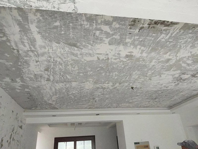 乳膠漆墻面翻新：如果原墻是乳膠漆，且基礎(chǔ)強(qiáng)度較好，經(jīng)簡單打毛修補(bǔ)后可以直接刷漆，但要注意不要破壞原墻漆膜的完整性，也不要用比原墻乳膠漆附著力好太多的乳膠漆，否則容易起皮脫落；如果原墻是刮瓷，則必須產(chǎn)掉重做，其實(shí)在這方面只要掌握一個(gè)原則，即同等性質(zhì)才能翻新，否則就必須重來。 如果原墻面的漆已經(jīng)不好了的話，再刷上乳膠漆會(huì)把以前的乳膠漆泡下來，可以選鮮呼吸SBS強(qiáng)力膠、鮮呼吸卓越型白膠，再刮一遍膩?zhàn)哟蚰ズ笤偎⑷槟z漆。另外，如果經(jīng)濟(jì)條件允許，而你對(duì)原墻質(zhì)量又不滿意的話，建議最好重做。因?yàn)閴γ娴奶幚硎钦麄€(gè)裝修過程中最骯臟的部分，千萬不要圖省事，否則以后會(huì)很麻煩。