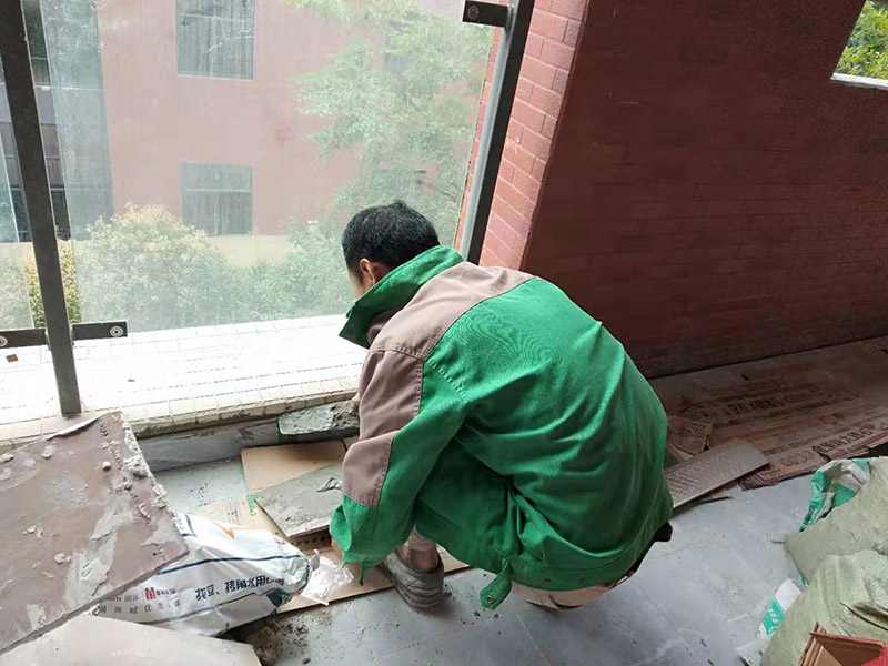 踢腳線安裝：首先需要購買好與地面相匹配的地腳線，一般情況，選擇地腳線的顏色應(yīng)該與鋪設(shè)的地板相似，這樣看起來會(huì)更美觀。接著將墻面進(jìn)行處理，對(duì)于不平整的墻面應(yīng)該車平，還需要講墻面的灰塵處理干凈，在平整無凹凸的墻面上進(jìn)行施工，同時(shí)也需要對(duì)踢腳線的位置進(jìn)行測(cè)量。測(cè)量出安裝踢腳線的長度之后，根據(jù)墻面的長度，切割同樣長度的踢腳線。把踢腳線安裝在墻面上，需要對(duì)墻面進(jìn)行鉆孔，鉆孔結(jié)束后可以使用地板釘將其固定在墻面上。最后基本可以結(jié)束了，安裝完畢之后，可以用濕布對(duì)踢腳線位置進(jìn)行擦洗，進(jìn)行衛(wèi)生清理后就可結(jié)束了。