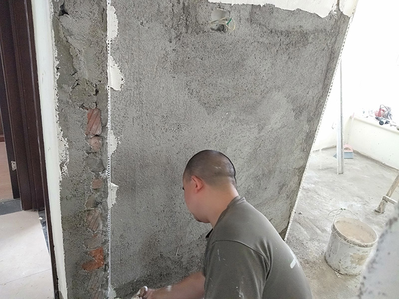 墻面掛網(wǎng)刮石膏找平：膩子的批墻過程有批、刮、碾等，批墻時各位只要注意兩點就可以了。一是批墻一次不要批的太厚，而是應該一層一層很細膩的往上批。這樣批出的墻面不易起殼、脫落。二是要平整，其實這也是批墻的主要目的之一。檢查批墻效果最好是在晚上，用日光燈，或者是白色的節(jié)能燈，對著墻面照，檢查是否平整，不平的地方再手動打磨。批墻的手勢也有很多種這是直線的刮法。墻面的處理程序是先刷膠水一遍，批膩子二到三遍打磨，然后找平。之后是刷油漆，刷配套底漆一遍，面漆二遍。墻面處理大體完成。