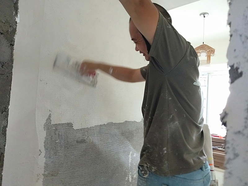 墻面掛網(wǎng)刮石膏找平：膩子的批墻過程有批、刮、碾等，批墻時各位只要注意兩點就可以了。一是批墻一次不要批的太厚，而是應該一層一層很細膩的往上批。這樣批出的墻面不易起殼、脫落。二是要平整，其實這也是批墻的主要目的之一。檢查批墻效果最好是在晚上，用日光燈，或者是白色的節(jié)能燈，對著墻面照，檢查是否平整，不平的地方再手動打磨。批墻的手勢也有很多種這是直線的刮法。墻面的處理程序是先刷膠水一遍，批膩子二到三遍打磨，然后找平。之后是刷油漆，刷配套底漆一遍，面漆二遍。墻面處理大體完成。