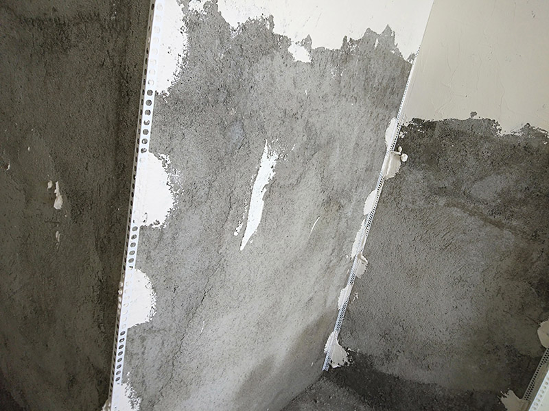 墻面掛網(wǎng)刮石膏找平：膩子的批墻過程有批、刮、碾等，批墻時各位只要注意兩點就可以了。一是批墻一次不要批的太厚，而是應該一層一層很細膩的往上批。這樣批出的墻面不易起殼、脫落。二是要平整，其實這也是批墻的主要目的之一。檢查批墻效果最好是在晚上，用日光燈，或者是白色的節(jié)能燈，對著墻面照，檢查是否平整，不平的地方再手動打磨。批墻的手勢也有很多種這是直線的刮法。墻面的處理程序是先刷膠水一遍，批膩子二到三遍打磨，然后找平。之后是刷油漆，刷配套底漆一遍，面漆二遍。墻面處理大體完成。