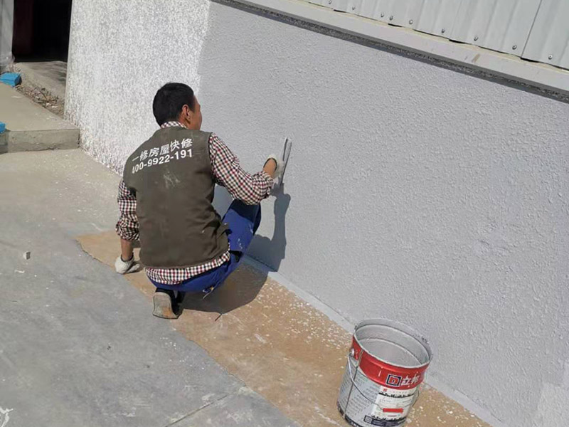 外墻墻裙彈刷涂料:基層清理一澆水濕潤一吊垂直、套方、找規(guī)矩、抹灰餅一抹水泥踢腳或墻裙&mdash;做護角抹水泥窗臺&mdash;墻面充筋&mdash;抹底灰&mdash;修補預留孔洞、電箱槽、盒等&mdash;抹罩面灰 1、粉刷施工前注意天氣情況,避免在雨雪來臨前作業(yè)。2、需要鏟墻皮的墻體,處理好墻壁基層表面,舊墻面必須徹底除去霉斑、油污、浮灰及松脫的涂層,孔漏應及時修補,并用粗砂紙打磨平整。3、粉刷時應掌握由上而下、一筆套一筆、豎刷的原則,也可由左至右的橫刷,切勿漏筆。4、在刷石灰漿的過程中應不斷攪拌石灰漿液,否則石灰漿會沉淀刷后墻面上會出現(xiàn)深淺不一的條紋。5、在新刷的紙筋灰墻上進行粉刷裝飾,須等到外層石灰完全干燥后方可進行,否則會使墻面上出現(xiàn)而影響美化的效果。