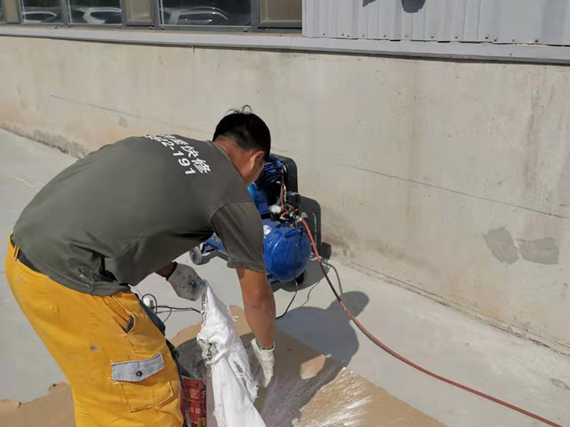 外墻墻裙彈刷涂料:基層清理一澆水濕潤一吊垂直、套方、找規(guī)矩、抹灰餅一抹水泥踢腳或墻裙&mdash;做護角抹水泥窗臺&mdash;墻面充筋&mdash;抹底灰&mdash;修補預留孔洞、電箱槽、盒等&mdash;抹罩面灰 1、粉刷施工前注意天氣情況,避免在雨雪來臨前作業(yè)。2、需要鏟墻皮的墻體,處理好墻壁基層表面,舊墻面必須徹底除去霉斑、油污、浮灰及松脫的涂層,孔漏應及時修補,并用粗砂紙打磨平整。3、粉刷時應掌握由上而下、一筆套一筆、豎刷的原則,也可由左至右的橫刷,切勿漏筆。4、在刷石灰漿的過程中應不斷攪拌石灰漿液,否則石灰漿會沉淀刷后墻面上會出現(xiàn)深淺不一的條紋。5、在新刷的紙筋灰墻上進行粉刷裝飾,須等到外層石灰完全干燥后方可進行,否則會使墻面上出現(xiàn)而影響美化的效果。