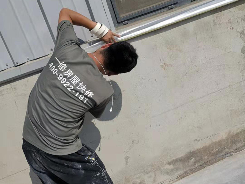 外墻墻裙彈刷涂料:基層清理一澆水濕潤一吊垂直、套方、找規(guī)矩、抹灰餅一抹水泥踢腳或墻裙&mdash;做護角抹水泥窗臺&mdash;墻面充筋&mdash;抹底灰&mdash;修補預留孔洞、電箱槽、盒等&mdash;抹罩面灰 1、粉刷施工前注意天氣情況,避免在雨雪來臨前作業(yè)。2、需要鏟墻皮的墻體,處理好墻壁基層表面,舊墻面必須徹底除去霉斑、油污、浮灰及松脫的涂層,孔漏應及時修補,并用粗砂紙打磨平整。3、粉刷時應掌握由上而下、一筆套一筆、豎刷的原則,也可由左至右的橫刷,切勿漏筆。4、在刷石灰漿的過程中應不斷攪拌石灰漿液,否則石灰漿會沉淀刷后墻面上會出現(xiàn)深淺不一的條紋。5、在新刷的紙筋灰墻上進行粉刷裝飾,須等到外層石灰完全干燥后方可進行,否則會使墻面上出現(xiàn)而影響美化的效果。