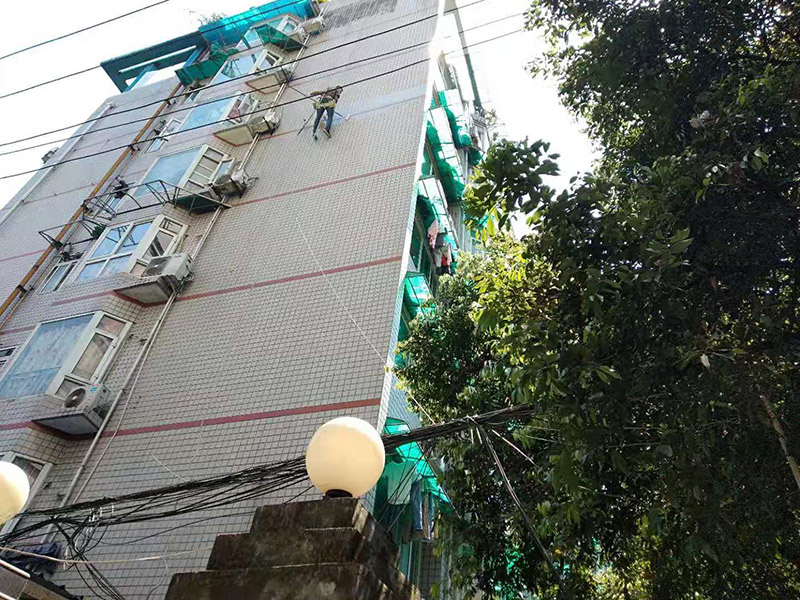 高空外墻防水施工:將局部開裂、起鼓的外墻涂料層鑿開至墻面基層,將窗框與墻體的結(jié)合處開裂的涂層揭開,并將所有鑿開和脫落的墻面用軟質(zhì)刷子清掃干凈,保證其中不存在任何塵土、水泥渣等松散顆粒及松動(dòng)的涂料塊.用JS防水涂料對(duì)墻面進(jìn)行整體涂刷,要求涂刷多遍達(dá)到一定的厚度,以能發(fā)揮防水材料的最佳性能為準(zhǔn).使墻面顏色均勻,平整美觀.