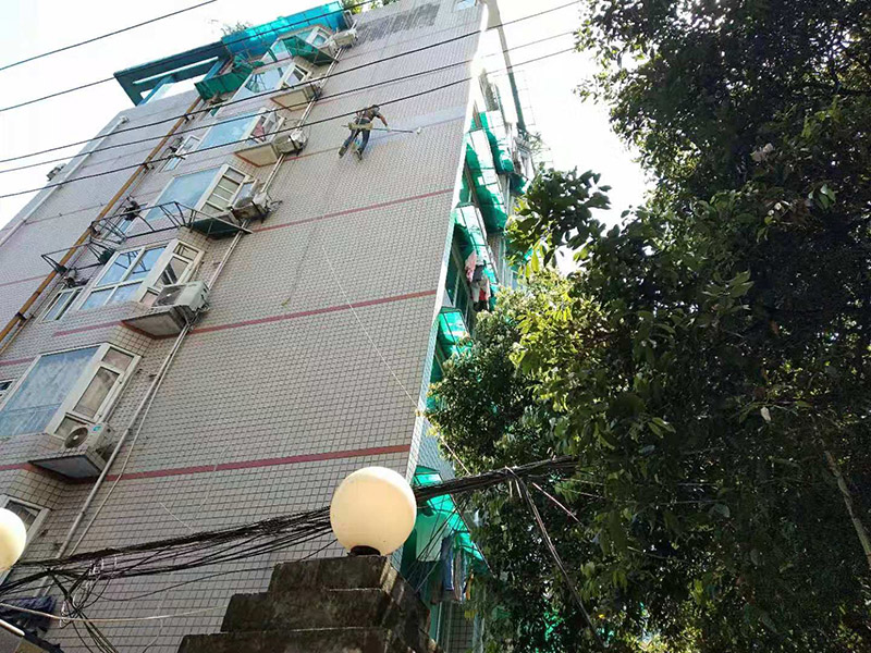 高空外墻防水施工:將局部開裂、起鼓的外墻涂料層鑿開至墻面基層,將窗框與墻體的結(jié)合處開裂的涂層揭開,并將所有鑿開和脫落的墻面用軟質(zhì)刷子清掃干凈,保證其中不存在任何塵土、水泥渣等松散顆粒及松動(dòng)的涂料塊.用JS防水涂料對(duì)墻面進(jìn)行整體涂刷,要求涂刷多遍達(dá)到一定的厚度,以能發(fā)揮防水材料的最佳性能為準(zhǔn).使墻面顏色均勻,平整美觀.