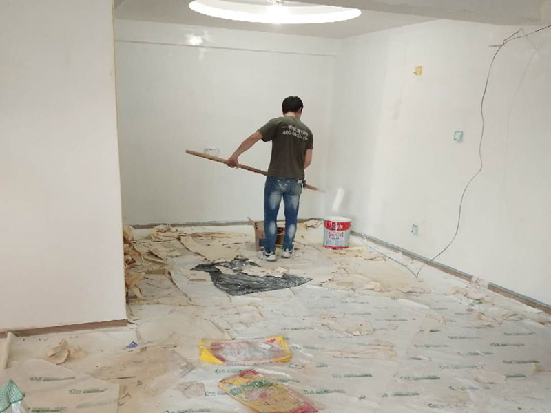 全屋整體裝修翻新：在墻面翻新前，需要先將舊漆面鏟除干凈，之后在進行打磨，將墻面的浮沉雜物都清理干凈。如果墻面有凹凸不平的情況，要先用膩子修補，如果墻面出現空鼓的現象，也要將整面的墻皮進行鏟除，才能做后續(xù)的處理。 膩子的處理重點有兩點注意事項，一是在刮膩子之前，要把墻面的平整度用尺子測試好，如果有不平整的位置，就需要用膩子實行多次的修補，而在每一次刮完膩子之后，還需要用砂紙對墻面實行打磨，使得墻面更加的平整光滑。 油漆的涂刷是墻面翻新至關重要的一步。在涂刷時應當遵照一底兩面的原則，即刷1遍底漆，再刷2遍面漆，要留意的是，兩次涂刷的時間不可以太近，要確保前一遍的涂刷油漆已經干了之后，才可以接著進行下一遍的涂刷，這樣才能確保涂刷質量。