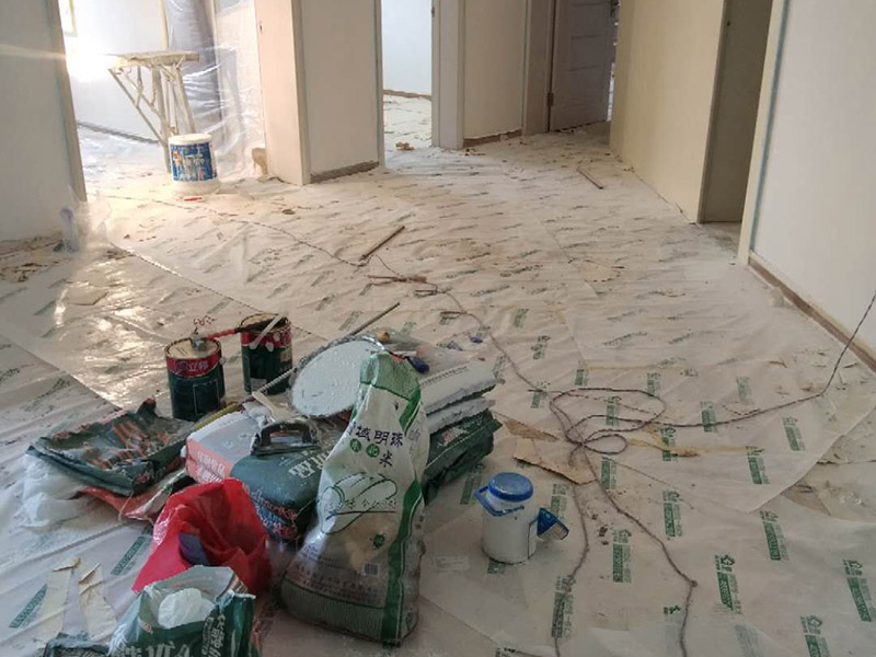 全屋整體裝修翻新：在墻面翻新前，需要先將舊漆面鏟除干凈，之后在進行打磨，將墻面的浮沉雜物都清理干凈。如果墻面有凹凸不平的情況，要先用膩子修補，如果墻面出現空鼓的現象，也要將整面的墻皮進行鏟除，才能做后續(xù)的處理。 膩子的處理重點有兩點注意事項，一是在刮膩子之前，要把墻面的平整度用尺子測試好，如果有不平整的位置，就需要用膩子實行多次的修補，而在每一次刮完膩子之后，還需要用砂紙對墻面實行打磨，使得墻面更加的平整光滑。 油漆的涂刷是墻面翻新至關重要的一步。在涂刷時應當遵照一底兩面的原則，即刷1遍底漆，再刷2遍面漆，要留意的是，兩次涂刷的時間不可以太近，要確保前一遍的涂刷油漆已經干了之后，才可以接著進行下一遍的涂刷，這樣才能確保涂刷質量。