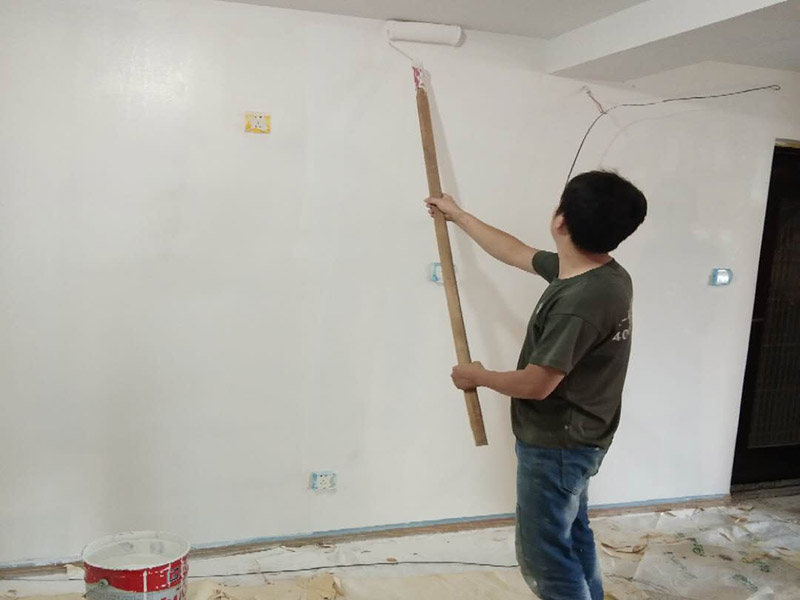 全屋整體裝修翻新：在墻面翻新前，需要先將舊漆面鏟除干凈，之后在進行打磨，將墻面的浮沉雜物都清理干凈。如果墻面有凹凸不平的情況，要先用膩子修補，如果墻面出現空鼓的現象，也要將整面的墻皮進行鏟除，才能做后續(xù)的處理。 膩子的處理重點有兩點注意事項，一是在刮膩子之前，要把墻面的平整度用尺子測試好，如果有不平整的位置，就需要用膩子實行多次的修補，而在每一次刮完膩子之后，還需要用砂紙對墻面實行打磨，使得墻面更加的平整光滑。 油漆的涂刷是墻面翻新至關重要的一步。在涂刷時應當遵照一底兩面的原則，即刷1遍底漆，再刷2遍面漆，要留意的是，兩次涂刷的時間不可以太近，要確保前一遍的涂刷油漆已經干了之后，才可以接著進行下一遍的涂刷，這樣才能確保涂刷質量。