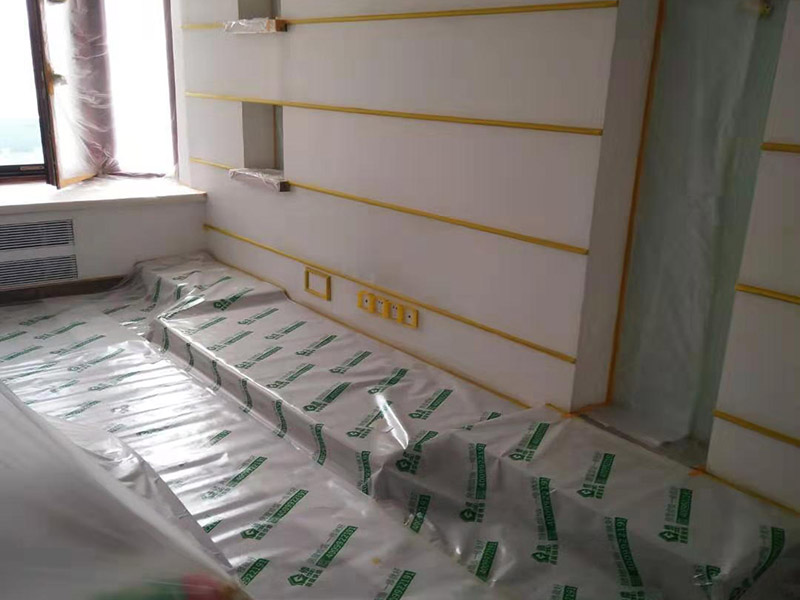 全屋裝修保護(hù):入戶門扇用公司統(tǒng)一的門貼進(jìn)行全面包裹保護(hù)，用透明膠帶將保護(hù)膜粘貼牢固平整。 用標(biāo)準(zhǔn)保護(hù)膜將門框三面保護(hù)完整并固定牢固。 工程完工后拆除保護(hù)膜時(shí)如果有粘貼時(shí)的膠痕，應(yīng)用酒精或?qū)Ｓ玫那逦蹌┣宄z痕。 飾面板進(jìn)場(chǎng)后對(duì)其封兩遍以上清漆并打?qū)Ψ胖谩?家具制作后，用報(bào)紙折成U字型將柜子內(nèi)部進(jìn)行保護(hù)。 涉及色漆或擦色作業(yè)時(shí)，應(yīng)將柜門拆除后噴漆或擦色，避免造成顏色交叉污染。