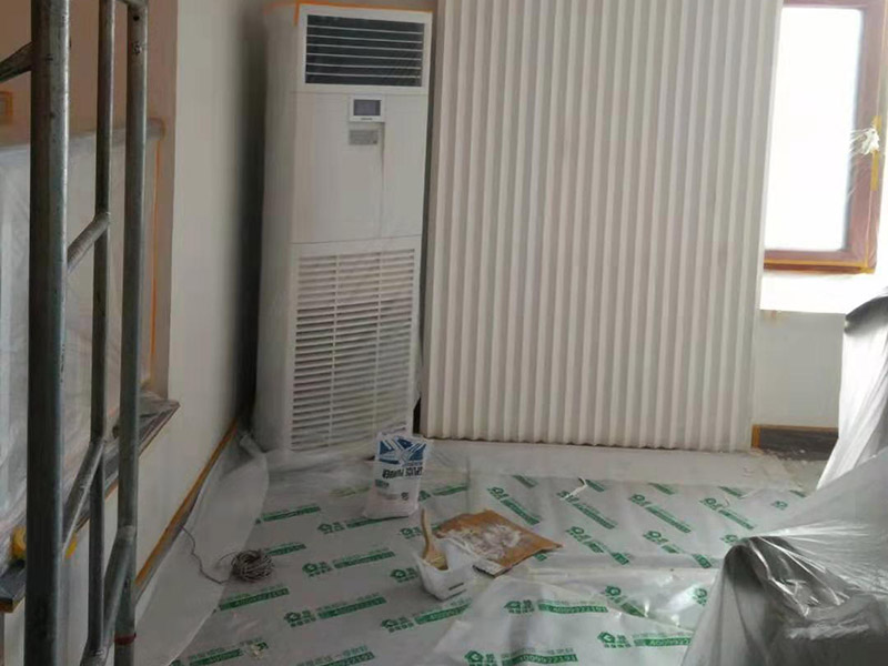 全屋裝修保護(hù):入戶門扇用公司統(tǒng)一的門貼進(jìn)行全面包裹保護(hù)，用透明膠帶將保護(hù)膜粘貼牢固平整。 用標(biāo)準(zhǔn)保護(hù)膜將門框三面保護(hù)完整并固定牢固。 工程完工后拆除保護(hù)膜時(shí)如果有粘貼時(shí)的膠痕，應(yīng)用酒精或?qū)Ｓ玫那逦蹌┣宄z痕。 飾面板進(jìn)場(chǎng)后對(duì)其封兩遍以上清漆并打?qū)Ψ胖谩?家具制作后，用報(bào)紙折成U字型將柜子內(nèi)部進(jìn)行保護(hù)。 涉及色漆或擦色作業(yè)時(shí)，應(yīng)將柜門拆除后噴漆或擦色，避免造成顏色交叉污染。