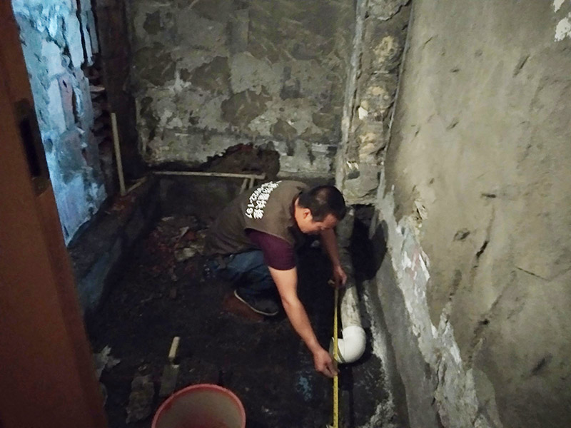 廁所水管改造：衛(wèi)生間下水管道的改造在現(xiàn)在一般的商品房中實(shí)施可能不大，因?yàn)闆](méi)有沉箱的位置，一般都是自建房當(dāng)中進(jìn)行下水改造，可行的辦法就是通過(guò)改變沉箱的位置或者是對(duì)下水管道的位置進(jìn)行局部的抬高。 下水管道的長(zhǎng)度不應(yīng)該太多長(zhǎng)，因?yàn)闀?huì)容易引發(fā)堵塞，在日后的使用中如果出現(xiàn)問(wèn)題維修起來(lái)也比較麻煩。 衛(wèi)生間的下水管道改造工程進(jìn)行的差不讀的時(shí)候可以進(jìn)行試水，看一下水流是否能夠順暢，如果沒(méi)有什么問(wèn)題的話就可以在水管上鋪設(shè)上水泥和地磚來(lái)保護(hù)水管。