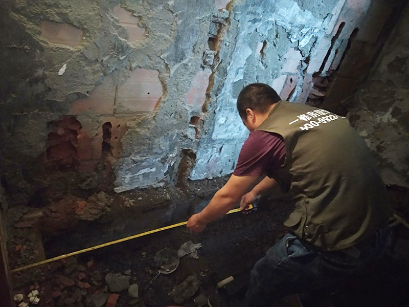 廁所水管改造：衛(wèi)生間下水管道的改造在現(xiàn)在一般的商品房中實(shí)施可能不大，因?yàn)闆](méi)有沉箱的位置，一般都是自建房當(dāng)中進(jìn)行下水改造，可行的辦法就是通過(guò)改變沉箱的位置或者是對(duì)下水管道的位置進(jìn)行局部的抬高。 下水管道的長(zhǎng)度不應(yīng)該太多長(zhǎng)，因?yàn)闀?huì)容易引發(fā)堵塞，在日后的使用中如果出現(xiàn)問(wèn)題維修起來(lái)也比較麻煩。 衛(wèi)生間的下水管道改造工程進(jìn)行的差不讀的時(shí)候可以進(jìn)行試水，看一下水流是否能夠順暢，如果沒(méi)有什么問(wèn)題的話就可以在水管上鋪設(shè)上水泥和地磚來(lái)保護(hù)水管。