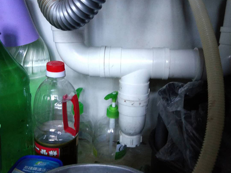 更換水槽下水管：先把水龍頭的套管直接套在2個(gè)軟管；然后軟管從下面穿過水龍頭的插孔，再把軟管的銅接頭插入水龍頭內(nèi)，并且2個(gè)都要擰緊，擰的時(shí)候一定要小心用力，不要用蠻力，用巧勁。可千萬不要出現(xiàn)下面圖中所示的那樣斷掉了。