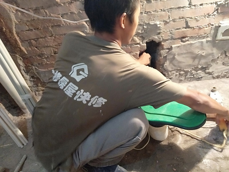 墻內(nèi)水管熱熔堵頭：首先找到漏水接口，更換漏水位置的配件管道。安裝時，先關(guān)閉總閥，再用ppr剪刀截斷漏水的部位，再用ppr熱湯機，再補上一段就可以。也可以擦干漏水部位，用堵漏王堵住接口，也可以用聚氨酯防水粉劑調(diào)水后涂刷在漏水處。