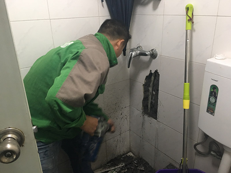 浴室水管漏水維修:除了地板或者天花板以外，可能有時(shí)候也會(huì)在墻上發(fā)現(xiàn)一塊塊的水漬。墻面滲水的原因可能是淋浴區(qū)墻面的防水層沒有做好，因此水會(huì)蔓延到其他的墻面去。另一個(gè)可能的原因就是在粉刷墻壁的時(shí)候，施作人員沒有等油漆干涂就馬上上第二或者第三層，這樣子會(huì)造成水氣悶在墻壁里，產(chǎn)生滲水的問題。 首先我們必須先找出滲漏的源頭，然后再重新施作防水層。另外如果你需要把舊的油漆層換掉、再重新涂上防水漆的時(shí)候，要記得要等第一層完全干透后再繼續(xù)后續(xù)的粉刷程序。