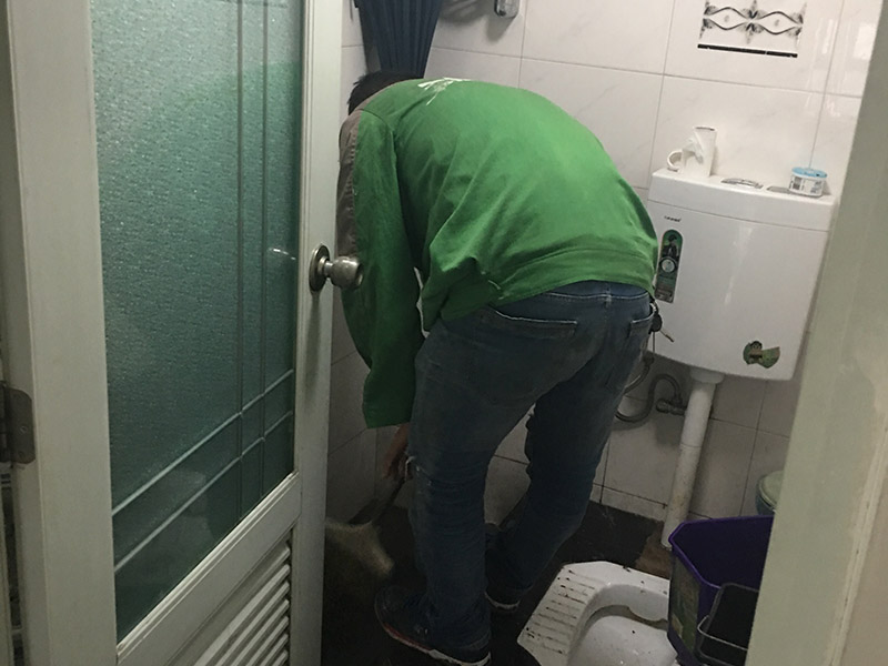 浴室水管漏水維修:除了地板或者天花板以外，可能有時(shí)候也會(huì)在墻上發(fā)現(xiàn)一塊塊的水漬。墻面滲水的原因可能是淋浴區(qū)墻面的防水層沒有做好，因此水會(huì)蔓延到其他的墻面去。另一個(gè)可能的原因就是在粉刷墻壁的時(shí)候，施作人員沒有等油漆干涂就馬上上第二或者第三層，這樣子會(huì)造成水氣悶在墻壁里，產(chǎn)生滲水的問題。 首先我們必須先找出滲漏的源頭，然后再重新施作防水層。另外如果你需要把舊的油漆層換掉、再重新涂上防水漆的時(shí)候，要記得要等第一層完全干透后再繼續(xù)后續(xù)的粉刷程序。