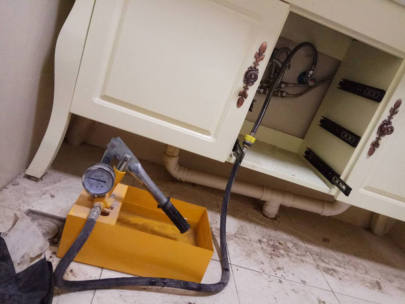 水管打壓維修：水管打壓顯示不漏但是墻面有漏水，水管接頭處如果有滲水，哪怕是一點(diǎn)點(diǎn)地滴，水壓試驗(yàn)也很容易試出來(lái)，如果水壓試驗(yàn)沒(méi)問(wèn)題，可以排除水管滲水?？纯囱貕堑孛嬗袥](méi)有濕痕，如果有，看看是在哪邊多點(diǎn)（廚房邊還是餐廳邊），如果是在廚房邊，不排除廚房地面貼面磚時(shí)，砂漿中吸貯了水，這種情況，如果廚房沒(méi)有新的滲水源，過(guò)段時(shí)間就沒(méi)事了。萬(wàn)一有漏水滲漏將會(huì)給你家和樓下的造成巨大損失，給水管安裝完畢一定要做打壓試驗(yàn)，試驗(yàn)壓力不能小于6公斤，這樣那些容易漏水的地方或者施工有瑕疵的地方就會(huì)暴露出來(lái)。 最后再來(lái)介紹水管打壓沒(méi)關(guān)水閥，打到了2.0會(huì)不會(huì)傷水管，沒(méi)關(guān)總水閥、應(yīng)該是正常供水的，自來(lái)水管道內(nèi)的壓力值應(yīng)為2－2.5公斤，屬于正常壓力值，有很多人就是把試壓器拿到地方一試沒(méi)有5分鐘就卸下來(lái)說(shuō)好了，那才真是騙人的。