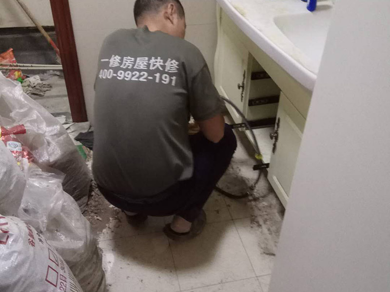 水管打壓維修：水管打壓顯示不漏但是墻面有漏水，水管接頭處如果有滲水，哪怕是一點(diǎn)點(diǎn)地滴，水壓試驗(yàn)也很容易試出來(lái)，如果水壓試驗(yàn)沒(méi)問(wèn)題，可以排除水管滲水?？纯囱貕堑孛嬗袥](méi)有濕痕，如果有，看看是在哪邊多點(diǎn)（廚房邊還是餐廳邊），如果是在廚房邊，不排除廚房地面貼面磚時(shí)，砂漿中吸貯了水，這種情況，如果廚房沒(méi)有新的滲水源，過(guò)段時(shí)間就沒(méi)事了。萬(wàn)一有漏水滲漏將會(huì)給你家和樓下的造成巨大損失，給水管安裝完畢一定要做打壓試驗(yàn)，試驗(yàn)壓力不能小于6公斤，這樣那些容易漏水的地方或者施工有瑕疵的地方就會(huì)暴露出來(lái)。 最后再來(lái)介紹水管打壓沒(méi)關(guān)水閥，打到了2.0會(huì)不會(huì)傷水管，沒(méi)關(guān)總水閥、應(yīng)該是正常供水的，自來(lái)水管道內(nèi)的壓力值應(yīng)為2－2.5公斤，屬于正常壓力值，有很多人就是把試壓器拿到地方一試沒(méi)有5分鐘就卸下來(lái)說(shuō)好了，那才真是騙人的。