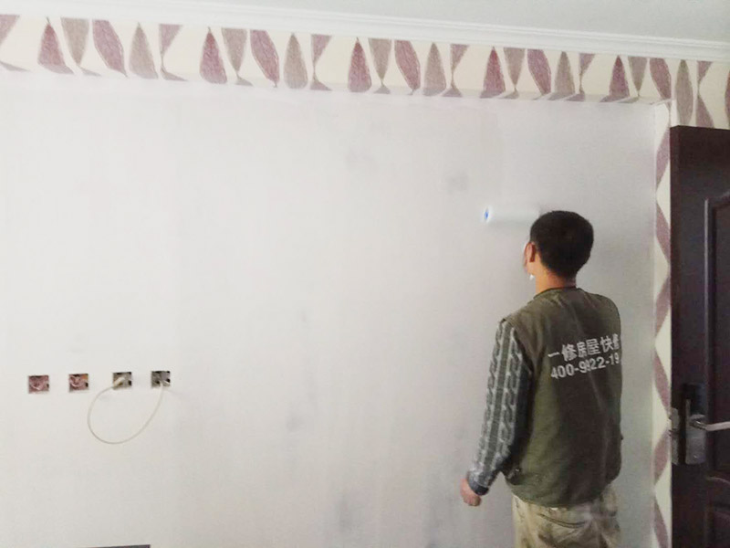 酒店墻面翻新：將房中小件物品搬移到柜子，儲物柜等不需要施工的位置，如樓梯間，衛(wèi)生間等，利用專業(yè)的遮蔽保護(hù)膜貼在地面，包裝家具，避免施工期間對家中的物品造成損害和污染。檢查墻面破損位置，如粉化，開裂，滲水，起皮現(xiàn)象嚴(yán)重的利用鏟刀直接全部鏟除至基層，局部破損現(xiàn)象不嚴(yán)重的位置直接用打磨機(jī)或者砂紙打磨即可。貼過墻紙的一定要完全清理掉墻紙內(nèi)的膠，因為膠水時間長了之后會產(chǎn)生化學(xué)反應(yīng)，會對膩子層有所影響，且易造成環(huán)保污染，揮發(fā)有害物質(zhì)。 墻面完全鏟除后，需用打磨機(jī)打磨墻面起到找平的作用，然后做防水界面劑施工，防水施工的目的是防止天氣潮濕或者樓頂漏水，陽臺滲水導(dǎo)致墻面乳膠漆掉皮，界面劑的作用是為了增強(qiáng)水泥基層的粘接力。 膩子是一種墻體抹灰找平材料，膩子的作用是為了使墻面平整，起找平的作用，增強(qiáng)底漆的附著力，且防水膩子還具有耐水的性能，可以保證乳膠漆施工后不會出現(xiàn)起皮，掉粉等現(xiàn)象，膩子施工后，一定要做精細(xì)打磨，保證膩子的細(xì)膩性。 面漆是墻漆系統(tǒng)中最后一位守關(guān)者，它能體現(xiàn)整個漆面的光澤，手感，因此面漆的好壞直接決定了整片漆膜的好壞。