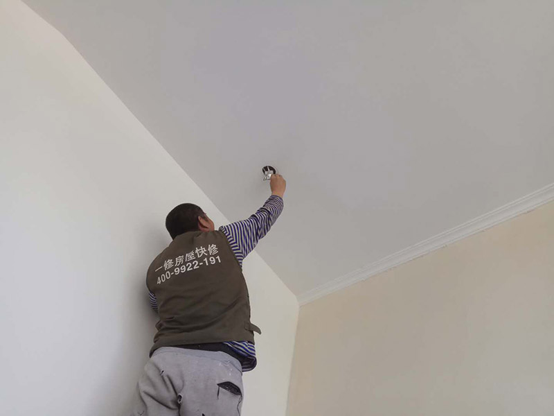 酒店墻面翻新：將房中小件物品搬移到柜子，儲物柜等不需要施工的位置，如樓梯間，衛(wèi)生間等，利用專業(yè)的遮蔽保護(hù)膜貼在地面，包裝家具，避免施工期間對家中的物品造成損害和污染。檢查墻面破損位置，如粉化，開裂，滲水，起皮現(xiàn)象嚴(yán)重的利用鏟刀直接全部鏟除至基層，局部破損現(xiàn)象不嚴(yán)重的位置直接用打磨機(jī)或者砂紙打磨即可。貼過墻紙的一定要完全清理掉墻紙內(nèi)的膠，因為膠水時間長了之后會產(chǎn)生化學(xué)反應(yīng)，會對膩子層有所影響，且易造成環(huán)保污染，揮發(fā)有害物質(zhì)。 墻面完全鏟除后，需用打磨機(jī)打磨墻面起到找平的作用，然后做防水界面劑施工，防水施工的目的是防止天氣潮濕或者樓頂漏水，陽臺滲水導(dǎo)致墻面乳膠漆掉皮，界面劑的作用是為了增強(qiáng)水泥基層的粘接力。 膩子是一種墻體抹灰找平材料，膩子的作用是為了使墻面平整，起找平的作用，增強(qiáng)底漆的附著力，且防水膩子還具有耐水的性能，可以保證乳膠漆施工后不會出現(xiàn)起皮，掉粉等現(xiàn)象，膩子施工后，一定要做精細(xì)打磨，保證膩子的細(xì)膩性。 面漆是墻漆系統(tǒng)中最后一位守關(guān)者，它能體現(xiàn)整個漆面的光澤，手感，因此面漆的好壞直接決定了整片漆膜的好壞。