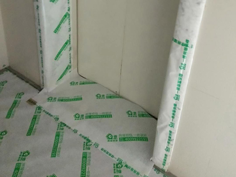 別墅全屋翻新保護(hù)：在施工過程中，有些分項(xiàng)、分部工程已經(jīng)完成，其他工程尚在施工，或者某些部位已經(jīng)完成，其他部位正在施工，如果對(duì)已完成的 成品，不采取妥善的措施加以 保護(hù)，就會(huì)造成損傷，影響質(zhì)量。這樣，不僅會(huì)增加修補(bǔ)工作量，浪費(fèi)工料，拖延工期；更嚴(yán)重的是有的損傷難以恢復(fù)到原料，成為永久性的缺陷。因此，搞好成品保護(hù)，是一項(xiàng)關(guān)系到確保工程質(zhì)量、降低工程成本，按期竣工的重要環(huán)節(jié)