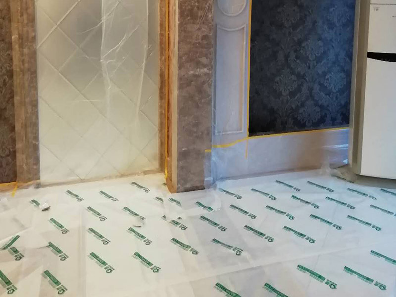 別墅全屋翻新保護(hù)：在施工過程中，有些分項(xiàng)、分部工程已經(jīng)完成，其他工程尚在施工，或者某些部位已經(jīng)完成，其他部位正在施工，如果對(duì)已完成的 成品，不采取妥善的措施加以 保護(hù)，就會(huì)造成損傷，影響質(zhì)量。這樣，不僅會(huì)增加修補(bǔ)工作量，浪費(fèi)工料，拖延工期；更嚴(yán)重的是有的損傷難以恢復(fù)到原料，成為永久性的缺陷。因此，搞好成品保護(hù)，是一項(xiàng)關(guān)系到確保工程質(zhì)量、降低工程成本，按期竣工的重要環(huán)節(jié)