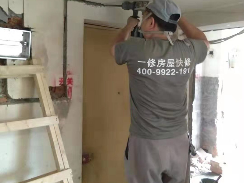 全屋線路規(guī)劃，水管開槽:水路管道檢查至關(guān)重要，這相關(guān)以后的水路安全隱患問題。我們通常用試壓的方法做管道檢查。試壓是管道檢查滲漏的方法之一，先用賭頭將所有內(nèi)絲賭死。用壓力表打壓(家裝一般12個(gè)壓)試水。打壓之后檢查所有管道所有接頭。第二種方法就是上了賭頭之后，打開水閘二天二夜，第三天檢查所有接頭。 水路管道安裝之后，用水泥沙子混合封好衛(wèi)生間所有線槽。等線槽和地面填渣干后，再次清洗地面與墻面，墻地面水份干了即可做防水，墻面防水最好作一米高。如果廚衛(wèi)墻背面有家具的墻面，必須做滿墻。起到家具防潮作用。地面須填渣的，必須做好防水后填渣。填渣10厘米以上的用水泥沙子干混填渣。做二次防水地面和墻面要一起做。