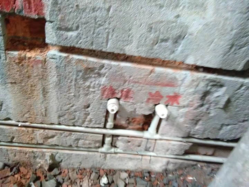 全屋線路規(guī)劃，水管開槽:水路管道檢查至關(guān)重要，這相關(guān)以后的水路安全隱患問題。我們通常用試壓的方法做管道檢查。試壓是管道檢查滲漏的方法之一，先用賭頭將所有內(nèi)絲賭死。用壓力表打壓(家裝一般12個(gè)壓)試水。打壓之后檢查所有管道所有接頭。第二種方法就是上了賭頭之后，打開水閘二天二夜，第三天檢查所有接頭。 水路管道安裝之后，用水泥沙子混合封好衛(wèi)生間所有線槽。等線槽和地面填渣干后，再次清洗地面與墻面，墻地面水份干了即可做防水，墻面防水最好作一米高。如果廚衛(wèi)墻背面有家具的墻面，必須做滿墻。起到家具防潮作用。地面須填渣的，必須做好防水后填渣。填渣10厘米以上的用水泥沙子干混填渣。做二次防水地面和墻面要一起做。