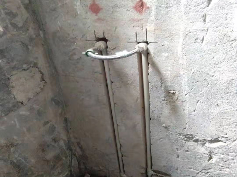 全屋線路規(guī)劃，水管開槽:水路管道檢查至關(guān)重要，這相關(guān)以后的水路安全隱患問題。我們通常用試壓的方法做管道檢查。試壓是管道檢查滲漏的方法之一，先用賭頭將所有內(nèi)絲賭死。用壓力表打壓(家裝一般12個(gè)壓)試水。打壓之后檢查所有管道所有接頭。第二種方法就是上了賭頭之后，打開水閘二天二夜，第三天檢查所有接頭。 水路管道安裝之后，用水泥沙子混合封好衛(wèi)生間所有線槽。等線槽和地面填渣干后，再次清洗地面與墻面，墻地面水份干了即可做防水，墻面防水最好作一米高。如果廚衛(wèi)墻背面有家具的墻面，必須做滿墻。起到家具防潮作用。地面須填渣的，必須做好防水后填渣。填渣10厘米以上的用水泥沙子干混填渣。做二次防水地面和墻面要一起做。