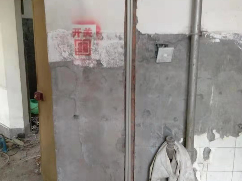 全屋線路規(guī)劃，水管開槽:水路管道檢查至關(guān)重要，這相關(guān)以后的水路安全隱患問題。我們通常用試壓的方法做管道檢查。試壓是管道檢查滲漏的方法之一，先用賭頭將所有內(nèi)絲賭死。用壓力表打壓(家裝一般12個(gè)壓)試水。打壓之后檢查所有管道所有接頭。第二種方法就是上了賭頭之后，打開水閘二天二夜，第三天檢查所有接頭。 水路管道安裝之后，用水泥沙子混合封好衛(wèi)生間所有線槽。等線槽和地面填渣干后，再次清洗地面與墻面，墻地面水份干了即可做防水，墻面防水最好作一米高。如果廚衛(wèi)墻背面有家具的墻面，必須做滿墻。起到家具防潮作用。地面須填渣的，必須做好防水后填渣。填渣10厘米以上的用水泥沙子干混填渣。做二次防水地面和墻面要一起做。