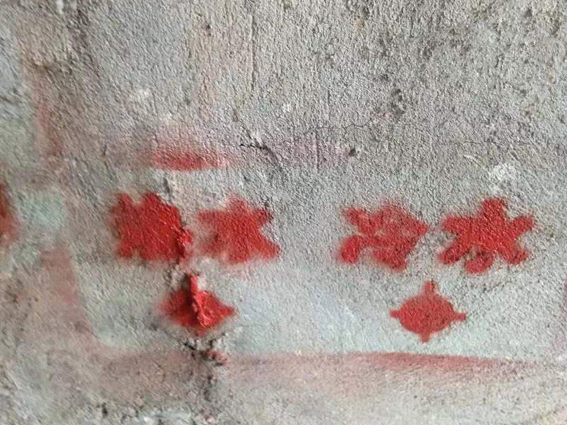 全屋線路規(guī)劃，水管開槽:水路管道檢查至關(guān)重要，這相關(guān)以后的水路安全隱患問題。我們通常用試壓的方法做管道檢查。試壓是管道檢查滲漏的方法之一，先用賭頭將所有內(nèi)絲賭死。用壓力表打壓(家裝一般12個(gè)壓)試水。打壓之后檢查所有管道所有接頭。第二種方法就是上了賭頭之后，打開水閘二天二夜，第三天檢查所有接頭。 水路管道安裝之后，用水泥沙子混合封好衛(wèi)生間所有線槽。等線槽和地面填渣干后，再次清洗地面與墻面，墻地面水份干了即可做防水，墻面防水最好作一米高。如果廚衛(wèi)墻背面有家具的墻面，必須做滿墻。起到家具防潮作用。地面須填渣的，必須做好防水后填渣。填渣10厘米以上的用水泥沙子干混填渣。做二次防水地面和墻面要一起做。