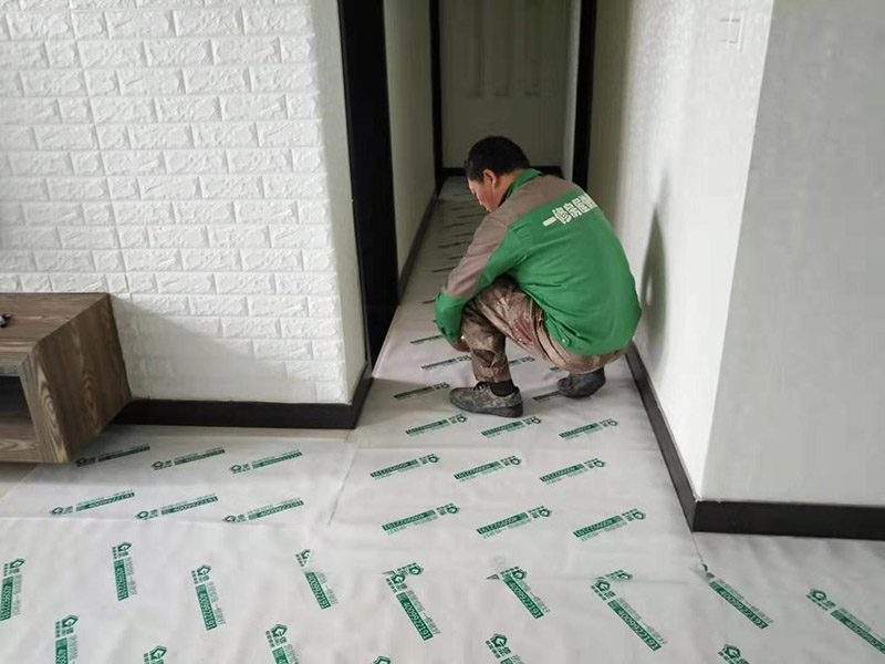 全屋地板家具保護(hù)：俗話說(shuō)的好，做任何事情都要防患于未然，提早一步考慮周全，將問(wèn)題的發(fā)生扼殺在搖籃里，這才是徹底解決麻煩的關(guān)鍵。 1、使用耐磨地板。耐磨地板是在地板生產(chǎn)過(guò)程中利用U型槽熱壓鋼模板以此壓制而成，它利用光學(xué)原理設(shè)計(jì)了一條實(shí)木視覺(jué)線，營(yíng)造出一種原木視覺(jué)效果，增強(qiáng)地板的耐磨性。 2、使用組合家具。在目前的家裝設(shè)計(jì)中，除了一些家電產(chǎn)品，需要單獨(dú)選購(gòu)的已經(jīng)越來(lái)越少，可以購(gòu)買組合家具，在裝修完成后直接在房間里拼接組合，這樣既不會(huì)產(chǎn)生地板摩擦問(wèn)題，也更加省事。