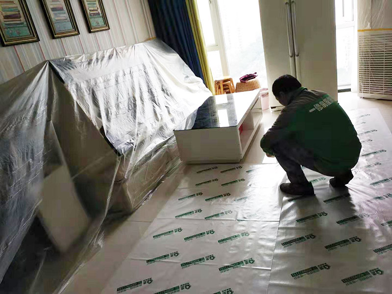 全屋地板家具保護(hù)：俗話說(shuō)的好，做任何事情都要防患于未然，提早一步考慮周全，將問(wèn)題的發(fā)生扼殺在搖籃里，這才是徹底解決麻煩的關(guān)鍵。 1、使用耐磨地板。耐磨地板是在地板生產(chǎn)過(guò)程中利用U型槽熱壓鋼模板以此壓制而成，它利用光學(xué)原理設(shè)計(jì)了一條實(shí)木視覺(jué)線，營(yíng)造出一種原木視覺(jué)效果，增強(qiáng)地板的耐磨性。 2、使用組合家具。在目前的家裝設(shè)計(jì)中，除了一些家電產(chǎn)品，需要單獨(dú)選購(gòu)的已經(jīng)越來(lái)越少，可以購(gòu)買組合家具，在裝修完成后直接在房間里拼接組合，這樣既不會(huì)產(chǎn)生地板摩擦問(wèn)題，也更加省事。