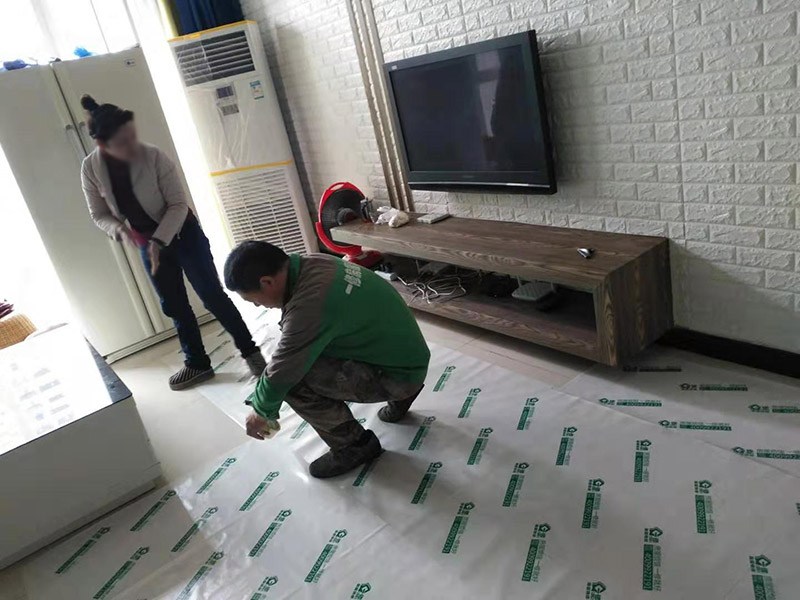 全屋地板家具保護(hù)：俗話說(shuō)的好，做任何事情都要防患于未然，提早一步考慮周全，將問(wèn)題的發(fā)生扼殺在搖籃里，這才是徹底解決麻煩的關(guān)鍵。 1、使用耐磨地板。耐磨地板是在地板生產(chǎn)過(guò)程中利用U型槽熱壓鋼模板以此壓制而成，它利用光學(xué)原理設(shè)計(jì)了一條實(shí)木視覺(jué)線，營(yíng)造出一種原木視覺(jué)效果，增強(qiáng)地板的耐磨性。 2、使用組合家具。在目前的家裝設(shè)計(jì)中，除了一些家電產(chǎn)品，需要單獨(dú)選購(gòu)的已經(jīng)越來(lái)越少，可以購(gòu)買組合家具，在裝修完成后直接在房間里拼接組合，這樣既不會(huì)產(chǎn)生地板摩擦問(wèn)題，也更加省事。