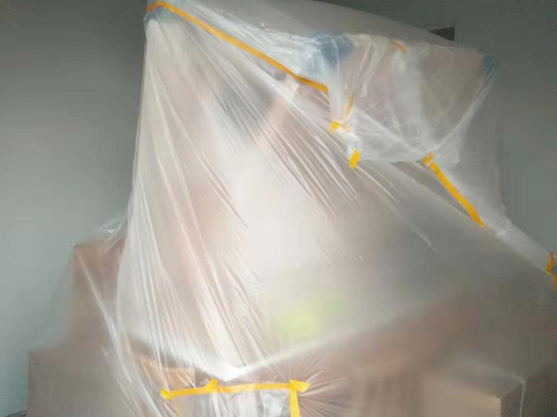 1、做好入戶門保護 各類裝修物料的進場、建筑裝修的清理都必須經(jīng)過入戶門。在對物品進行搬運時，難免會與入戶門發(fā)生磕碰及摩擦。因此，在進行成品保護時，我們首先要做好入戶門的保護。 建議，在裝修開工前知道家具家電進場，都應(yīng)當(dāng)使用成品保護膜將入戶門進行包裹。 2、做好水電改造期間的成品保護 水電改造是基礎(chǔ)裝修，水電裝修的質(zhì)量好壞，直接決定著后期的施工和使用。因此，在進行水電改造時，同樣需要做好成品保護工作。水電改造完成后，應(yīng)當(dāng)對各種管線進行規(guī)范的固定，以防脫落;對露的線頭要進行包裹，以防發(fā)生觸電的危險;做好地面線管的固定和保護，防止被踩壞。同時，在搬運物料時，也不要破壞地面鋪設(shè)的管線。