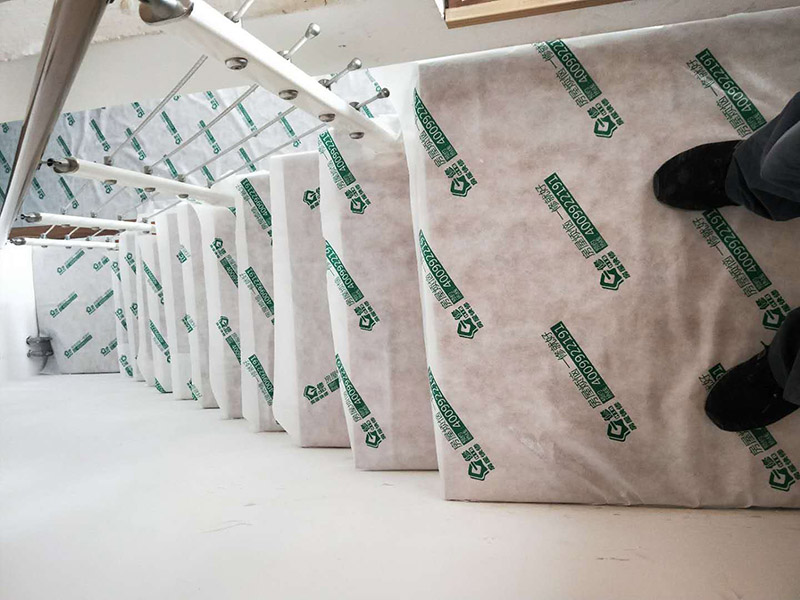 地板樓梯成品保護：樓地面按其構(gòu)造由面層、墊層和基層等部分組成。因此樓地面成品保護既保護地面又保護地面磚裝飾等。 樓梯臺階成品保護主要是保護臺階成品裝飾，如樓梯大理石、踢腳板等，當然，也得保護樓梯基層砼等不損壞。 內(nèi)墻面成品保護主要是保護內(nèi)墻涂料，如膩子、乳膠漆等。