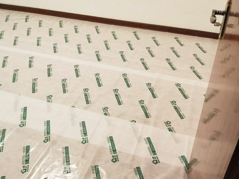 地板樓梯成品保護：樓地面按其構(gòu)造由面層、墊層和基層等部分組成。因此樓地面成品保護既保護地面又保護地面磚裝飾等。 樓梯臺階成品保護主要是保護臺階成品裝飾，如樓梯大理石、踢腳板等，當然，也得保護樓梯基層砼等不損壞。 內(nèi)墻面成品保護主要是保護內(nèi)墻涂料，如膩子、乳膠漆等。