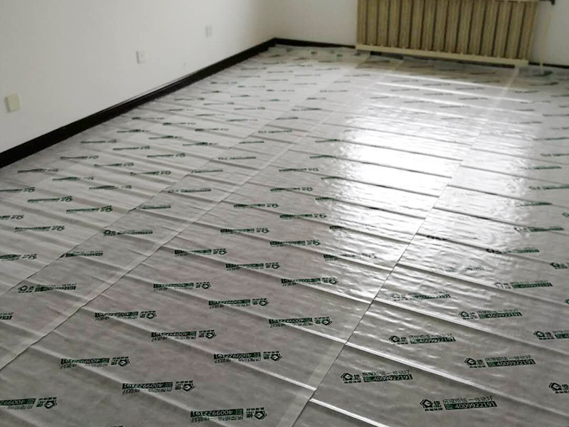 地板樓梯成品保護：樓地面按其構(gòu)造由面層、墊層和基層等部分組成。因此樓地面成品保護既保護地面又保護地面磚裝飾等。 樓梯臺階成品保護主要是保護臺階成品裝飾，如樓梯大理石、踢腳板等，當然，也得保護樓梯基層砼等不損壞。 內(nèi)墻面成品保護主要是保護內(nèi)墻涂料，如膩子、乳膠漆等。