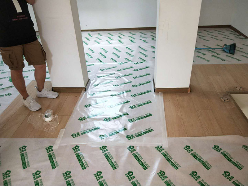 地面保護(hù)材料進(jìn)場：一、入戶門的保護(hù) 各種裝修物料的進(jìn)場以及各種建筑裝修垃圾的清理，都會經(jīng)過入戶門，這些物品在搬運的過程中，與入戶門發(fā)生磕碰、摩擦的機率大大增加，所以，第一個需要做好成品保護(hù)的地方就是我們的入戶門。建議:在裝修開工前直到家具進(jìn)場期間，都需要對入戶門進(jìn)行保護(hù)!對于這一點，可以使用成品保護(hù)膜將門包裹。 二、瓷磚、地板的鋪貼保護(hù) --保護(hù)膜的貼法 瓷磚、地板的鋪裝，也屬于基礎(chǔ)裝修的部分，經(jīng)常發(fā)現(xiàn)瓷磚施工時和施工后都沒有做成品保護(hù)工作，具體的表現(xiàn)有:瓷磚邊鋪邊勾縫、在剛鋪的瓷磚、地板上堆放雜物、剛鋪的瓷磚就在上面走動踩踏、地面瓷磚、地板沒有使用成品保護(hù)膜覆蓋等，這些都會影響瓷磚的鋪貼效果，造成瓷磚的施工質(zhì)量問題。