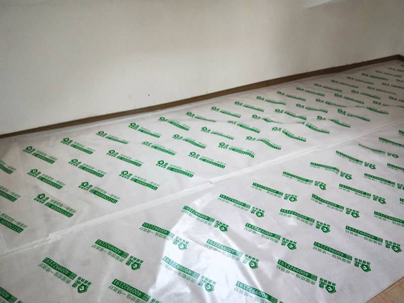 地面保護(hù)材料進(jìn)場：一、入戶門的保護(hù) 各種裝修物料的進(jìn)場以及各種建筑裝修垃圾的清理，都會經(jīng)過入戶門，這些物品在搬運的過程中，與入戶門發(fā)生磕碰、摩擦的機率大大增加，所以，第一個需要做好成品保護(hù)的地方就是我們的入戶門。建議:在裝修開工前直到家具進(jìn)場期間，都需要對入戶門進(jìn)行保護(hù)!對于這一點，可以使用成品保護(hù)膜將門包裹。 二、瓷磚、地板的鋪貼保護(hù) --保護(hù)膜的貼法 瓷磚、地板的鋪裝，也屬于基礎(chǔ)裝修的部分，經(jīng)常發(fā)現(xiàn)瓷磚施工時和施工后都沒有做成品保護(hù)工作，具體的表現(xiàn)有:瓷磚邊鋪邊勾縫、在剛鋪的瓷磚、地板上堆放雜物、剛鋪的瓷磚就在上面走動踩踏、地面瓷磚、地板沒有使用成品保護(hù)膜覆蓋等，這些都會影響瓷磚的鋪貼效果，造成瓷磚的施工質(zhì)量問題。