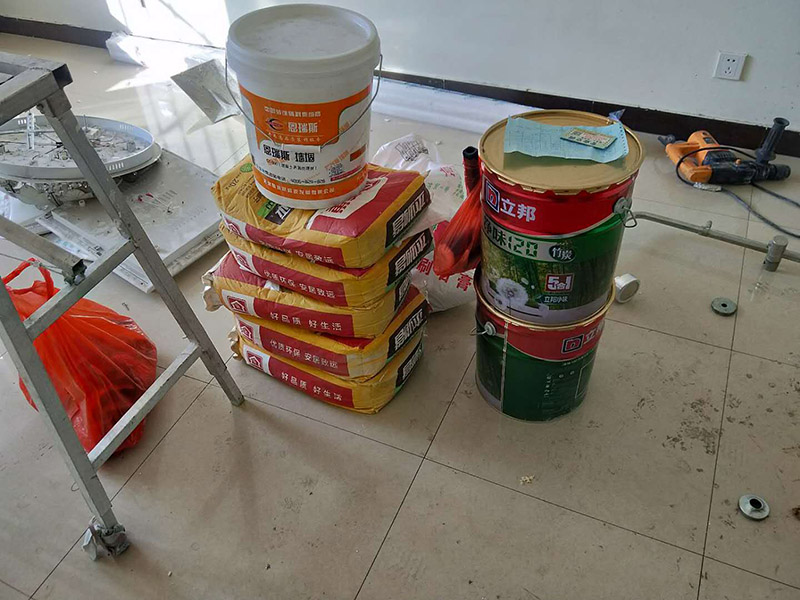 地面保護(hù)材料進(jìn)場：一、入戶門的保護(hù) 各種裝修物料的進(jìn)場以及各種建筑裝修垃圾的清理，都會經(jīng)過入戶門，這些物品在搬運的過程中，與入戶門發(fā)生磕碰、摩擦的機率大大增加，所以，第一個需要做好成品保護(hù)的地方就是我們的入戶門。建議:在裝修開工前直到家具進(jìn)場期間，都需要對入戶門進(jìn)行保護(hù)!對于這一點，可以使用成品保護(hù)膜將門包裹。 二、瓷磚、地板的鋪貼保護(hù) --保護(hù)膜的貼法 瓷磚、地板的鋪裝，也屬于基礎(chǔ)裝修的部分，經(jīng)常發(fā)現(xiàn)瓷磚施工時和施工后都沒有做成品保護(hù)工作，具體的表現(xiàn)有:瓷磚邊鋪邊勾縫、在剛鋪的瓷磚、地板上堆放雜物、剛鋪的瓷磚就在上面走動踩踏、地面瓷磚、地板沒有使用成品保護(hù)膜覆蓋等，這些都會影響瓷磚的鋪貼效果，造成瓷磚的施工質(zhì)量問題。