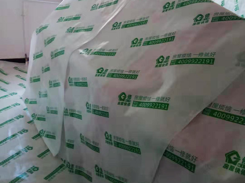 墻面修補(bǔ)保護(hù):遇到墻面長了霉斑的情況，可以用超市買的洗衣服用的漂白水，濕布占著擦即可。不僅能有效清除表面霉斑，還有消毒的作用，但只適用于白墻，有顏色或者有藝術(shù)效果的漆面應(yīng)避免使用。 除了漂白水以外，還可以使用專業(yè)的墻體霉菌清除劑，一般在超市能夠買到。將清潔劑搖勻后用普通氣壓噴壺按照說明書的要求兌水，對著發(fā)霉的墻面噴涂，大概30分鐘后，霉菌會自然分解。 對于墻面開裂，我們可以用鏟刀把裂縫兩邊約10厘米左右的漆膜鏟掉，使其露出底材，查明開裂的原因。如果是基材有裂縫，則可以用嵌縫石膏補(bǔ)住裂縫，等到石膏變硬之后，再補(bǔ)刮膩子，重新涂刷乳膠漆。