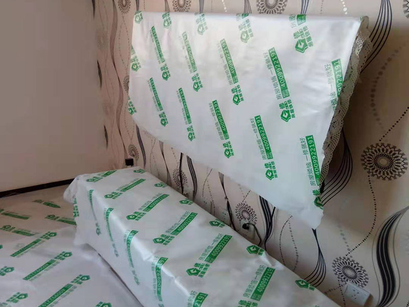 墻面修補(bǔ)保護(hù):遇到墻面長了霉斑的情況，可以用超市買的洗衣服用的漂白水，濕布占著擦即可。不僅能有效清除表面霉斑，還有消毒的作用，但只適用于白墻，有顏色或者有藝術(shù)效果的漆面應(yīng)避免使用。 除了漂白水以外，還可以使用專業(yè)的墻體霉菌清除劑，一般在超市能夠買到。將清潔劑搖勻后用普通氣壓噴壺按照說明書的要求兌水，對著發(fā)霉的墻面噴涂，大概30分鐘后，霉菌會自然分解。 對于墻面開裂，我們可以用鏟刀把裂縫兩邊約10厘米左右的漆膜鏟掉，使其露出底材，查明開裂的原因。如果是基材有裂縫，則可以用嵌縫石膏補(bǔ)住裂縫，等到石膏變硬之后，再補(bǔ)刮膩子，重新涂刷乳膠漆。