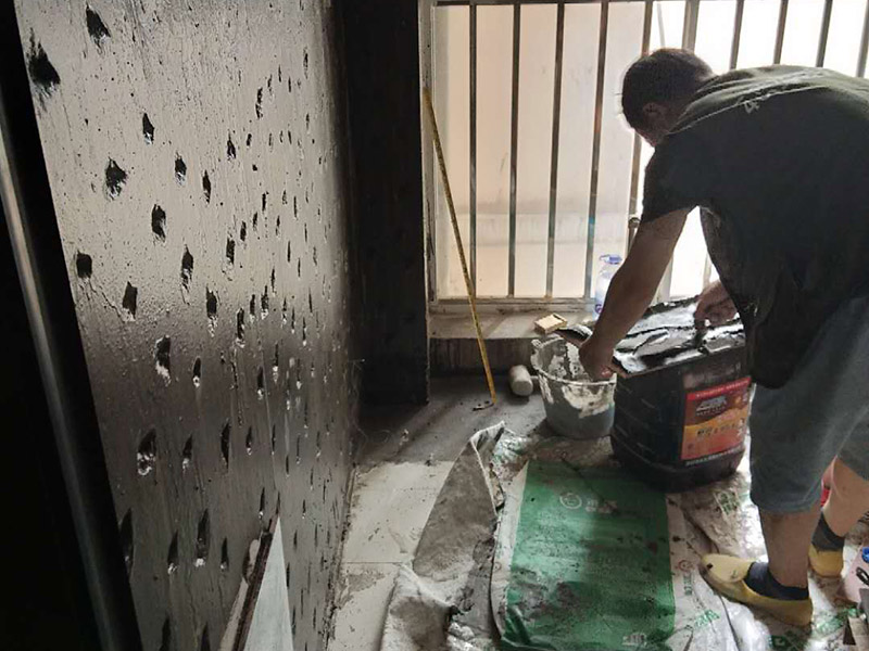 廚房改造維修：拆除。不管是新房舊房，可能都會(huì)面臨拆除的問(wèn)題。如果是舊房改造，就需要首先拆除墻面和地面原有的瓷磚，拆除吊頂，拆除原有的廚具、燈具等;如果是新房想改變?cè)瓉?lái)廚房的格局，也會(huì)首先面臨拆墻的任務(wù)。 二、水路、電路改造。大多數(shù)人都愿意將水路、電路做成暗管，因?yàn)楸容^美觀。水電路隱患工程，所以一定做到安全。三、墻面地面、抹灰找平。地面、墻面拆除后，水泥找平墻地面不平整的位置，這將有利于下一步做防水。四、做防水。水泥干透后，在墻面和地面刷涂防水涂料2到3遍，做24小時(shí)試水試驗(yàn)。