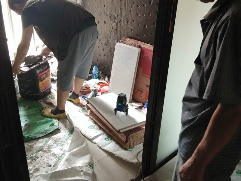 廚房改造維修：拆除。不管是新房舊房，可能都會(huì)面臨拆除的問(wèn)題。如果是舊房改造，就需要首先拆除墻面和地面原有的瓷磚，拆除吊頂，拆除原有的廚具、燈具等;如果是新房想改變?cè)瓉?lái)廚房的格局，也會(huì)首先面臨拆墻的任務(wù)。 二、水路、電路改造。大多數(shù)人都愿意將水路、電路做成暗管，因?yàn)楸容^美觀。水電路隱患工程，所以一定做到安全。三、墻面地面、抹灰找平。地面、墻面拆除后，水泥找平墻地面不平整的位置，這將有利于下一步做防水。四、做防水。水泥干透后，在墻面和地面刷涂防水涂料2到3遍，做24小時(shí)試水試驗(yàn)。