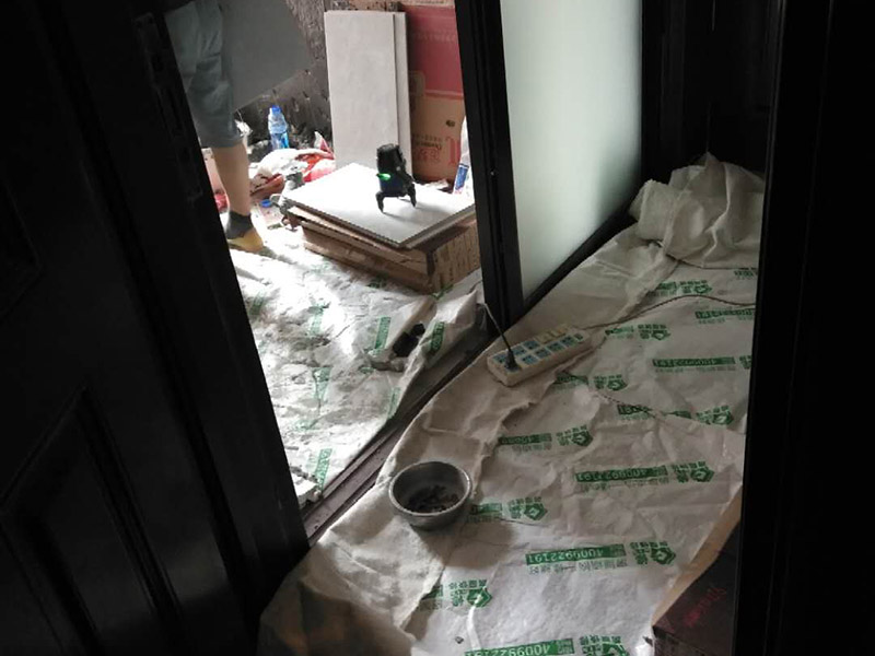 廚房改造維修：拆除。不管是新房舊房，可能都會(huì)面臨拆除的問(wèn)題。如果是舊房改造，就需要首先拆除墻面和地面原有的瓷磚，拆除吊頂，拆除原有的廚具、燈具等;如果是新房想改變?cè)瓉?lái)廚房的格局，也會(huì)首先面臨拆墻的任務(wù)。 二、水路、電路改造。大多數(shù)人都愿意將水路、電路做成暗管，因?yàn)楸容^美觀。水電路隱患工程，所以一定做到安全。三、墻面地面、抹灰找平。地面、墻面拆除后，水泥找平墻地面不平整的位置，這將有利于下一步做防水。四、做防水。水泥干透后，在墻面和地面刷涂防水涂料2到3遍，做24小時(shí)試水試驗(yàn)。